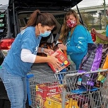Florida Blue Employees volunteering at a food bank